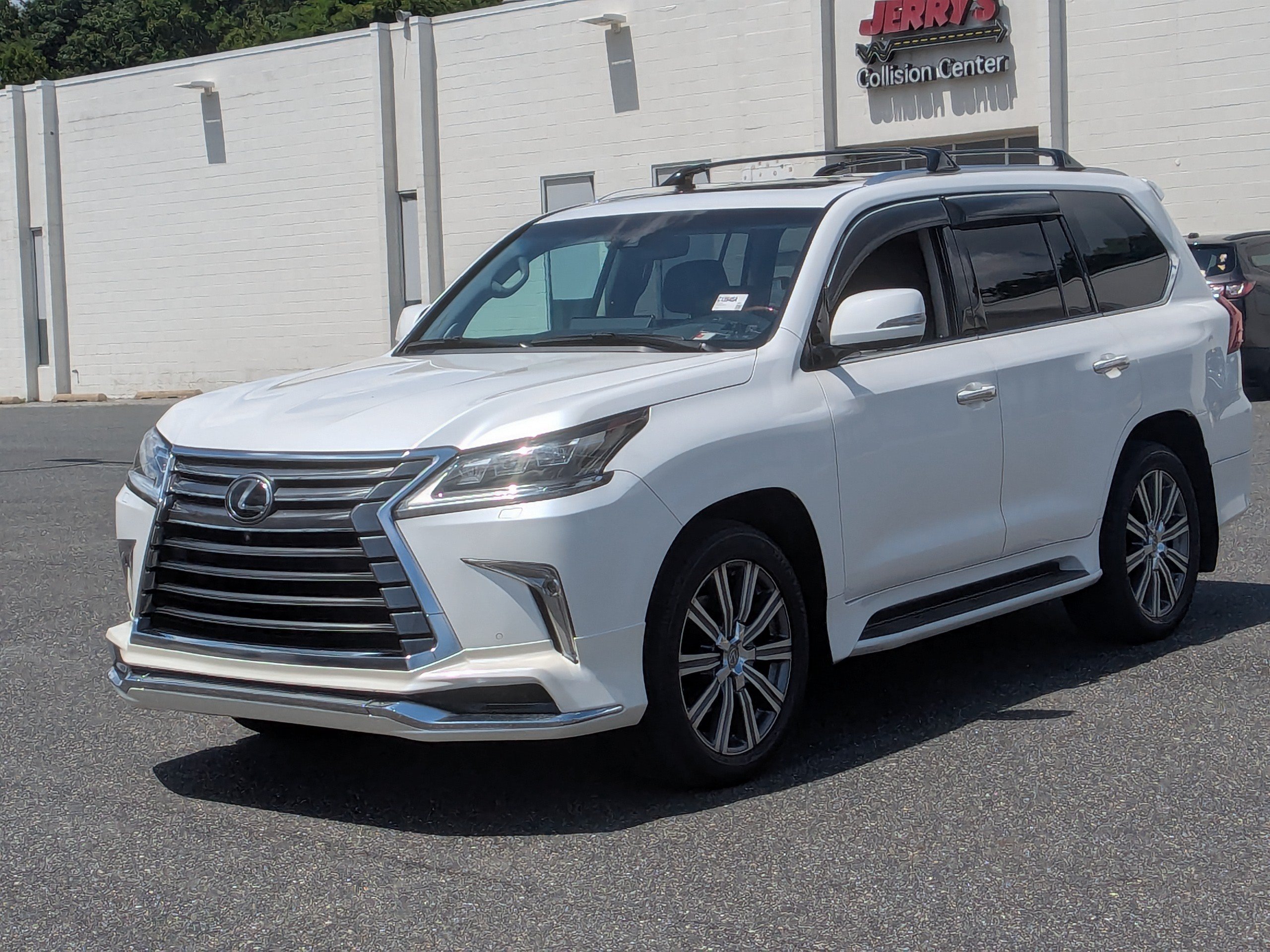 Used 2017 Lexus LX 570 4WD image 4