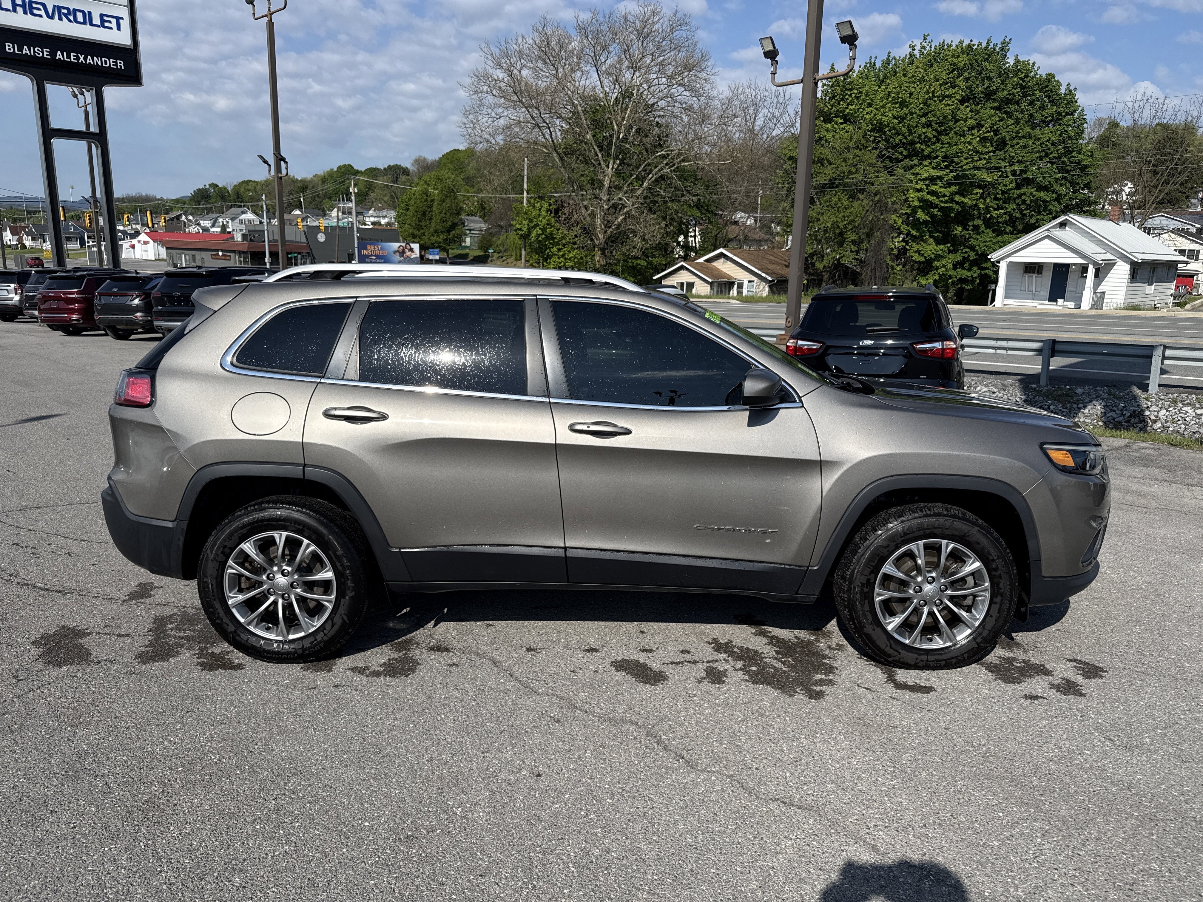 Used 2019 Jeep Cherokee Latitude Plus w/ Cold Weather Group AWD/4WD video 2
