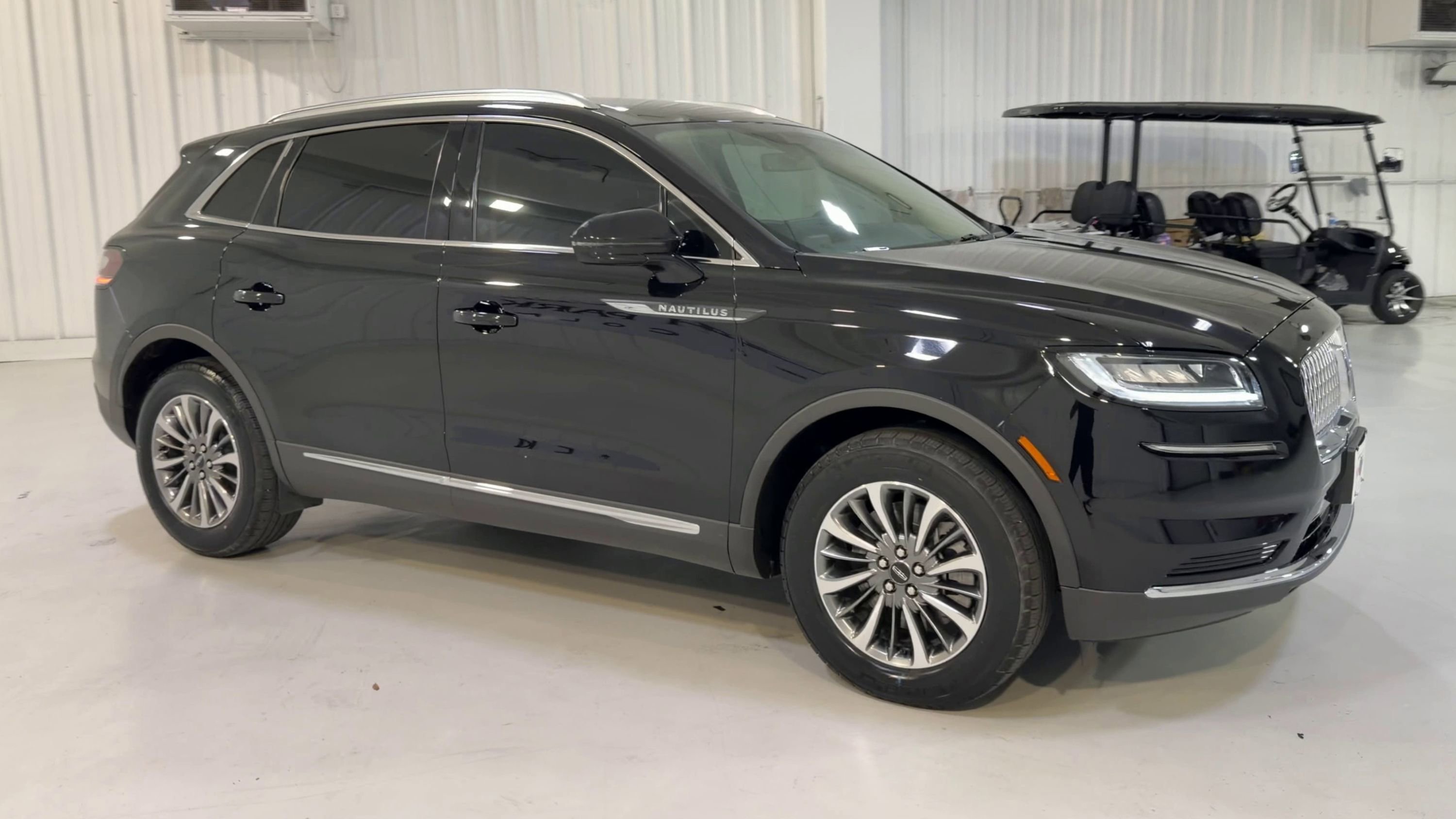 Used 2023 Lincoln Nautilus FWD w/ Premium Package image 3
