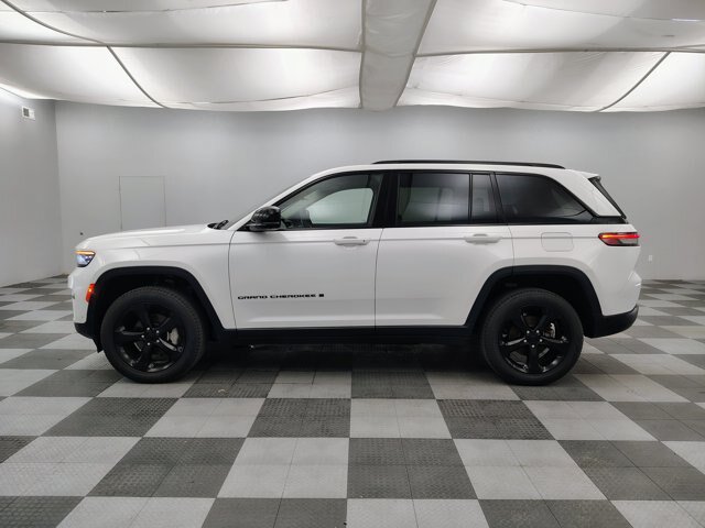 Used 2023 Jeep Grand Cherokee Limited w/ Luxury Tech Group II AWD/4WD image 5