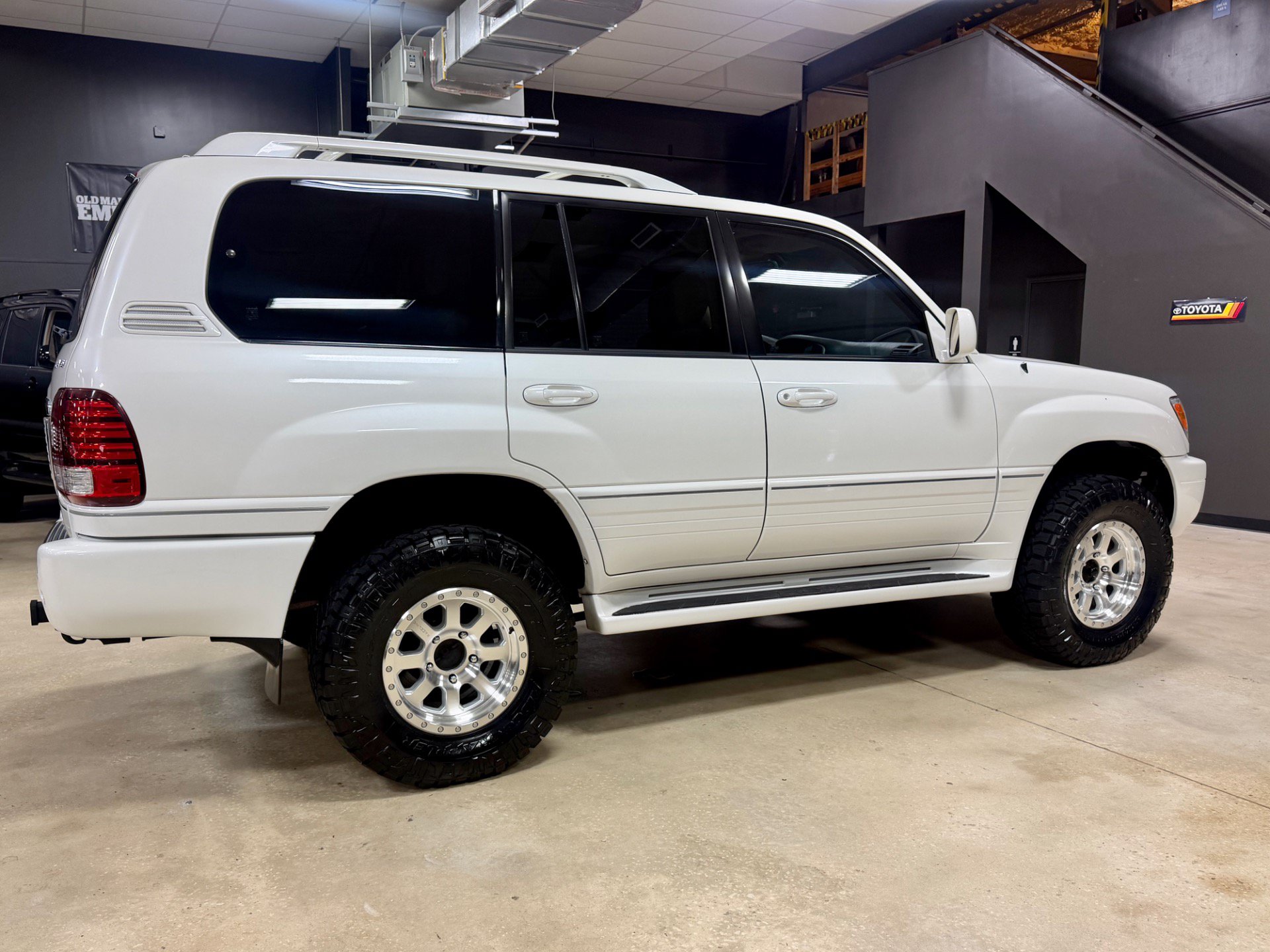 Used 2006 Lexus LX 470 4WD w/ Preferred Accessory Pkg image 5