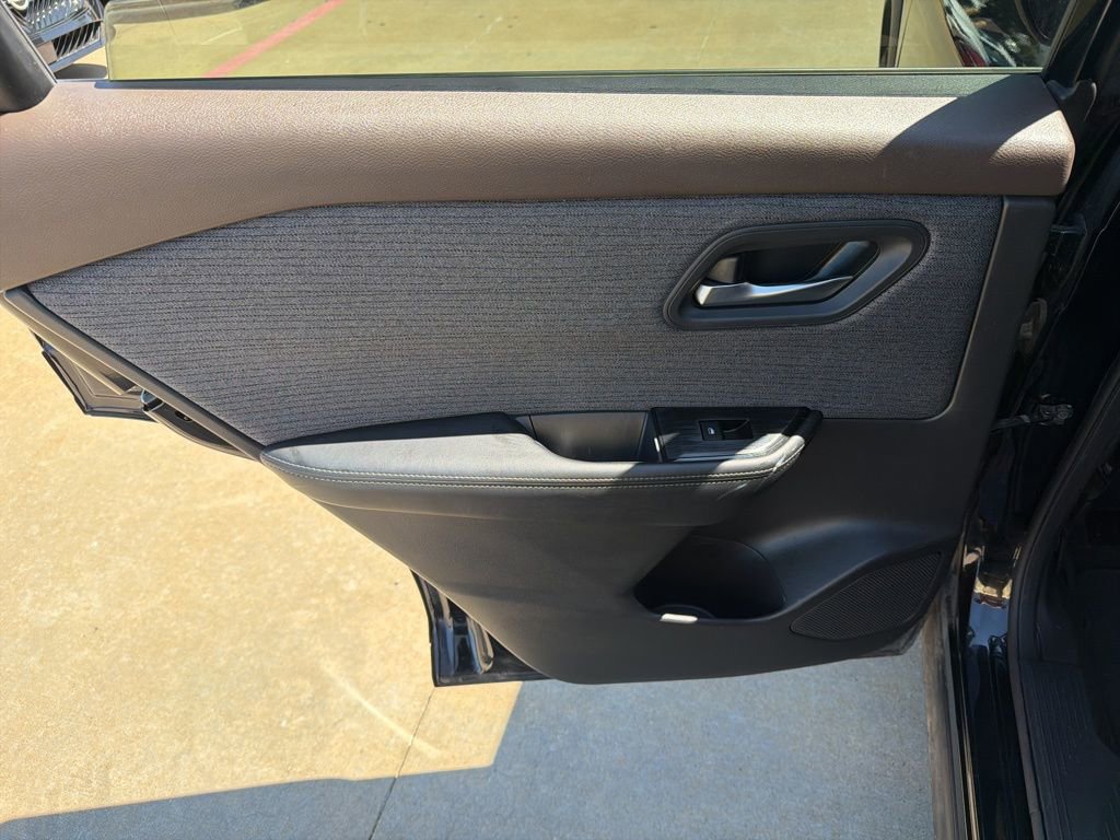 Used 2023 Nissan Rogue SV image 14