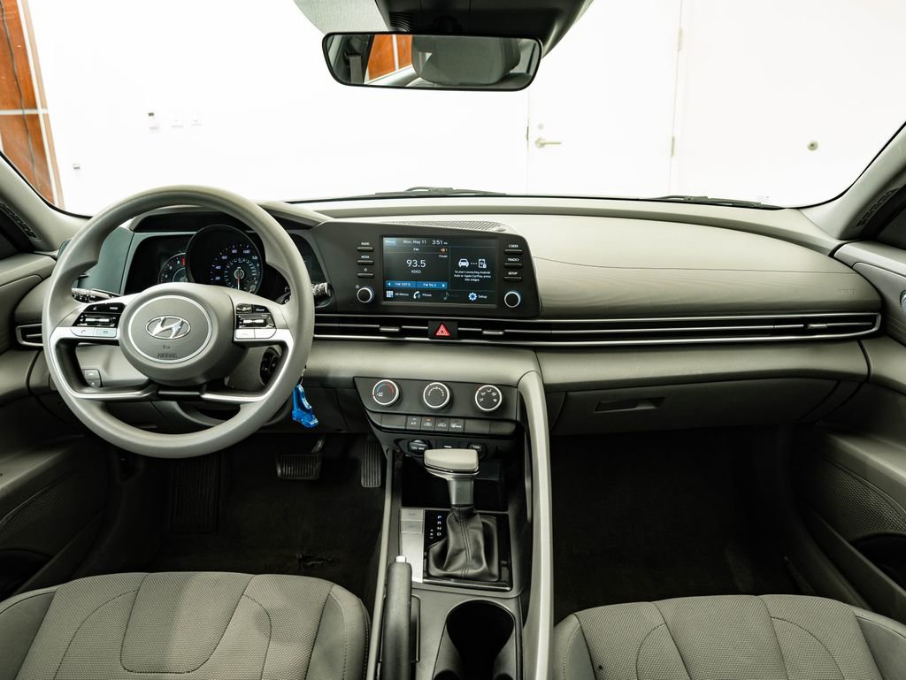 Used 2021 Hyundai Elantra SE FWD image 4