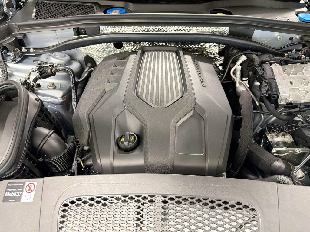 Certified 2025 Porsche Macan AWD/4WD image 31