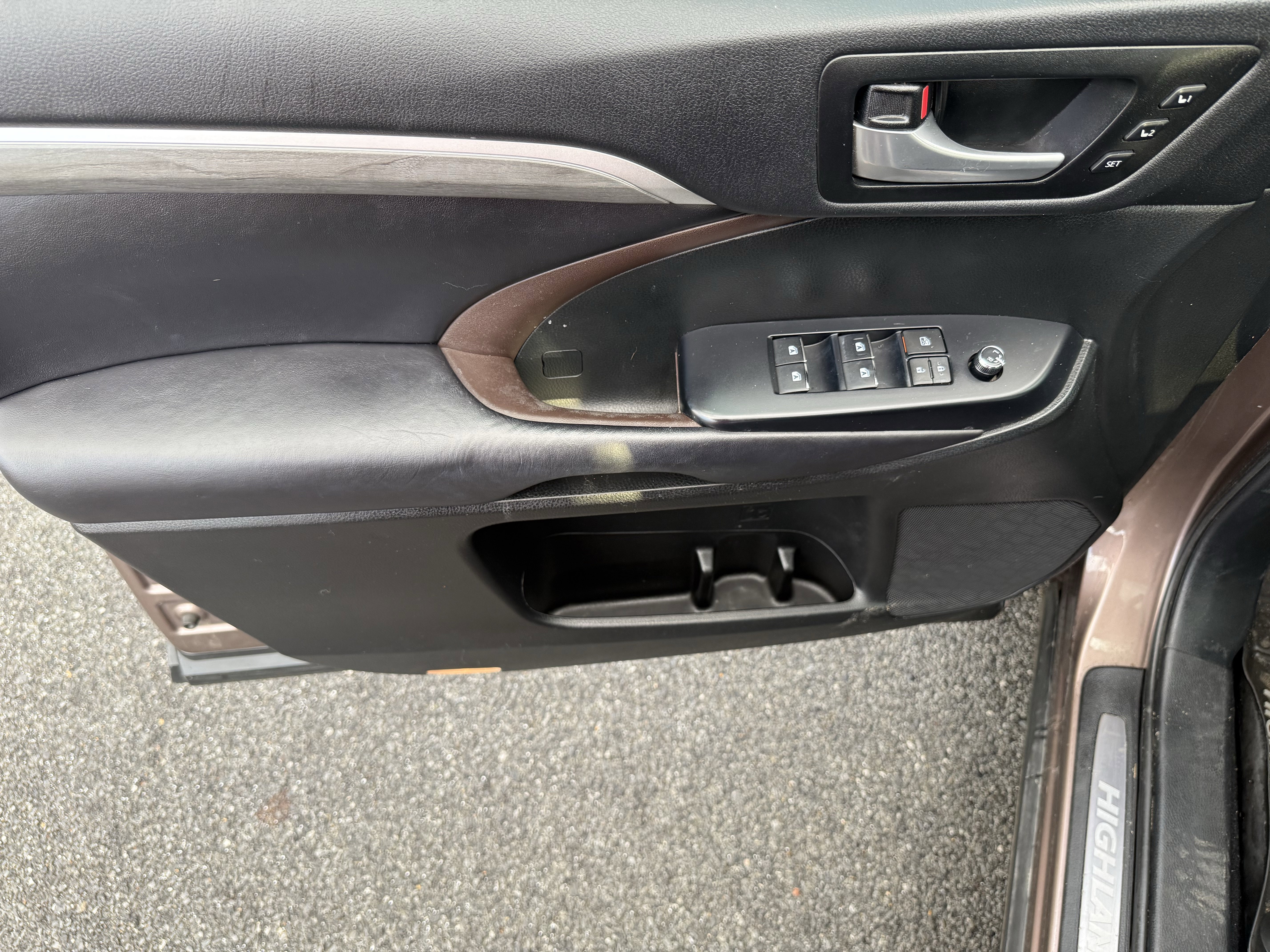 Used 2017 Toyota Highlander Limited image 26