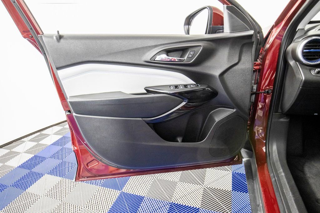 Used 2025 Chevrolet Trax LT w/ LT Convenience Package image 13