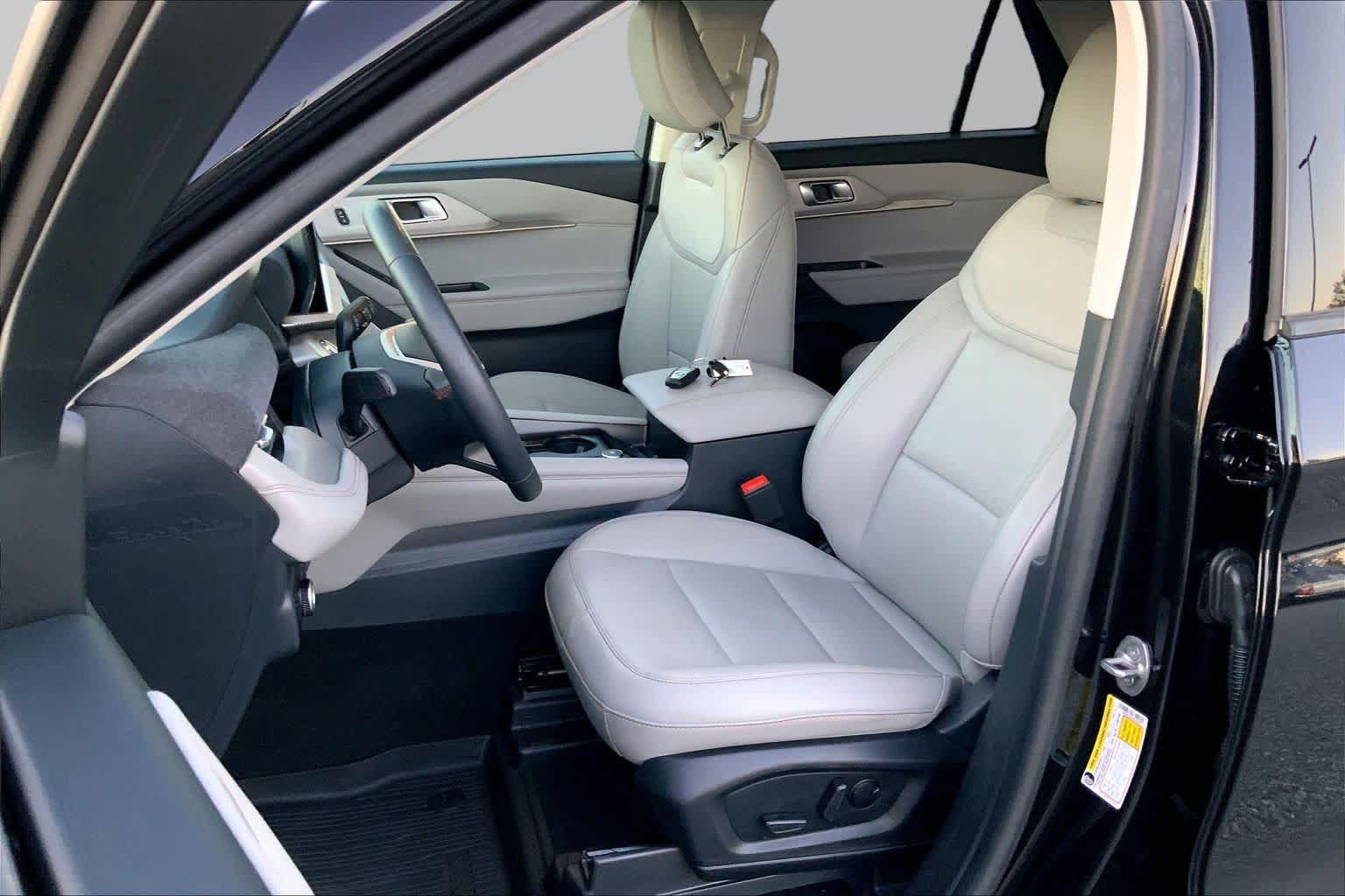 Used 2025 Ford Explorer Active w/ Active Comfort Package RWD image 8