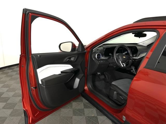 Used 2024 Chevrolet Trax LT w/ Driver Confidence Package FWD image 28