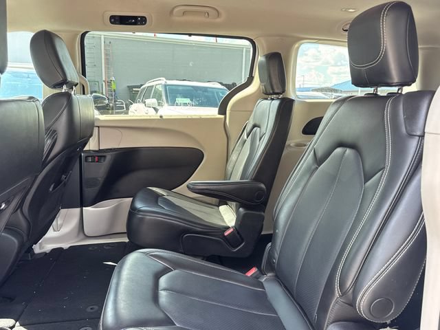 Used 2023 Chrysler Pacifica Touring-L FWD image 11