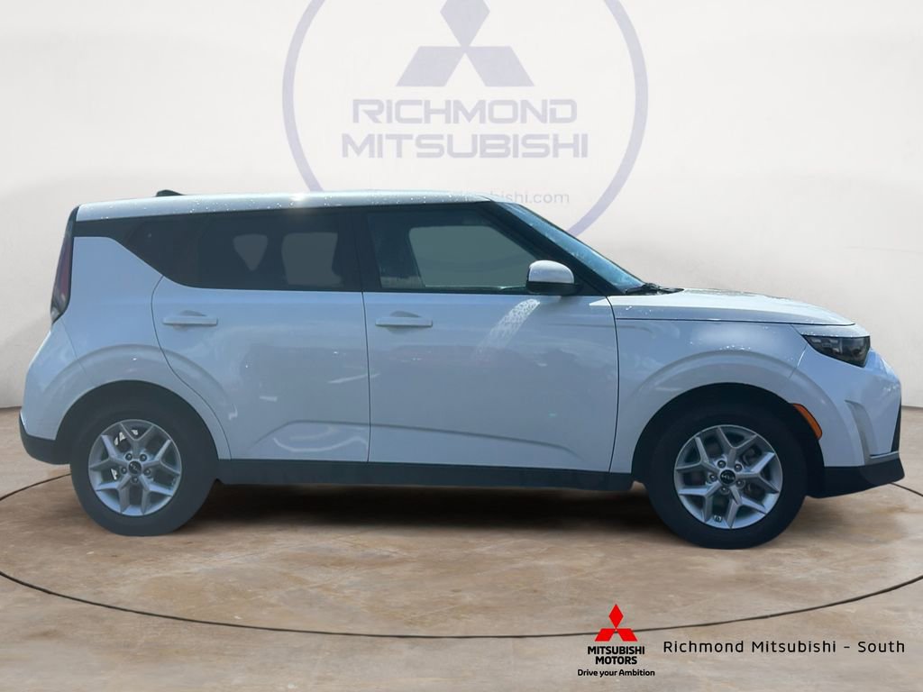 Used 2024 Kia Soul LX w/ Option Group 015 FWD image 2