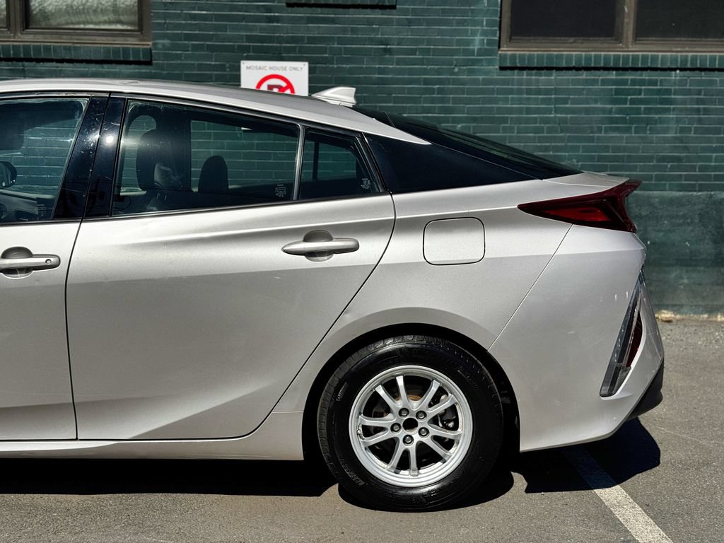 Used 2017 Toyota Prius Prime Premium w/ Preferred Accessory Package FWD image 7