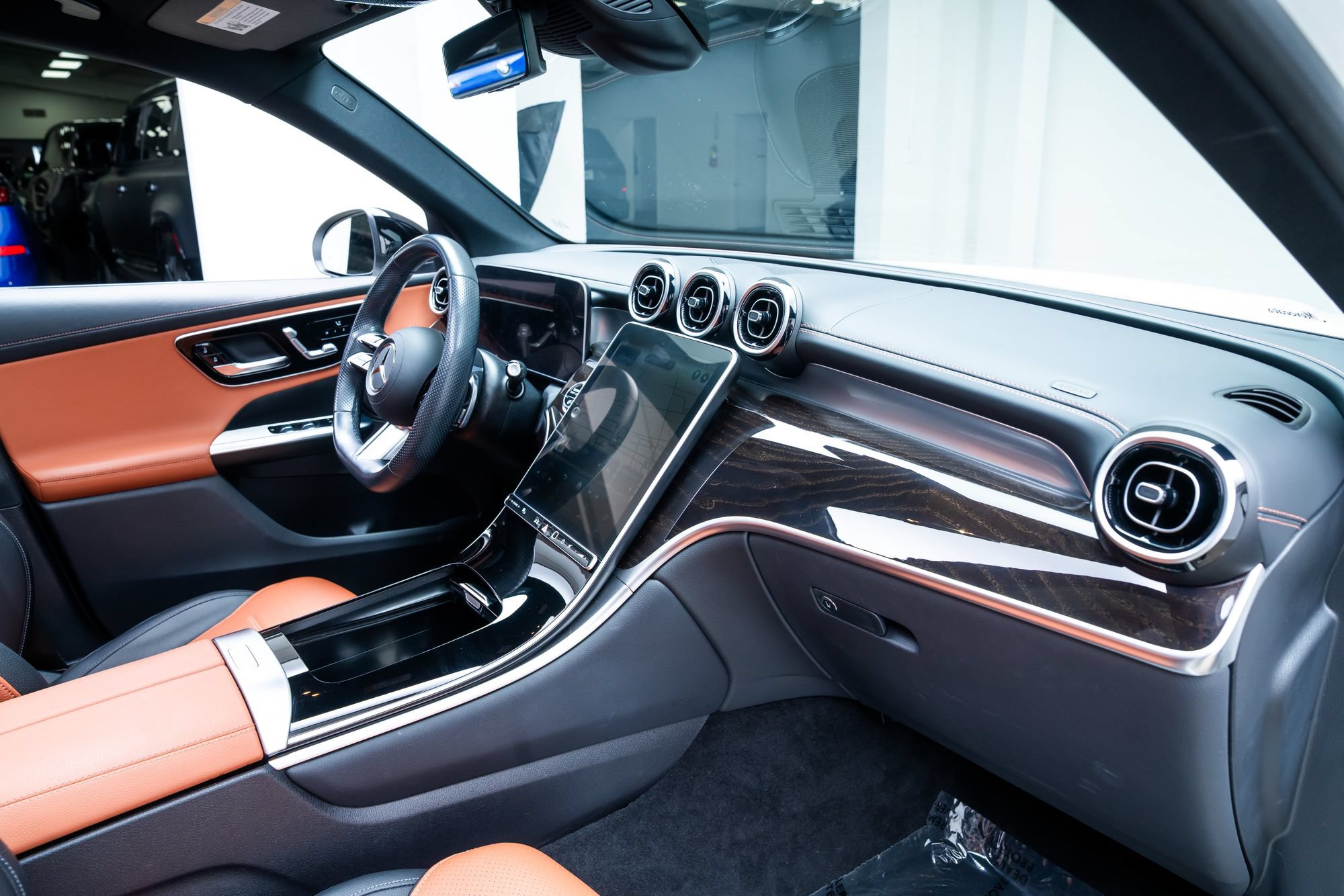 Used 2023 Mercedes-Benz GLC 300 4MATIC w/ AMG Line image 24