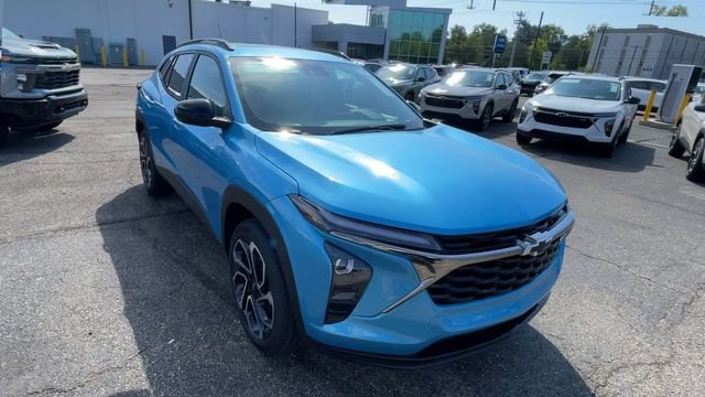 New 2026 Chevrolet Trax RS w/ Sunroof Package FWD image 4