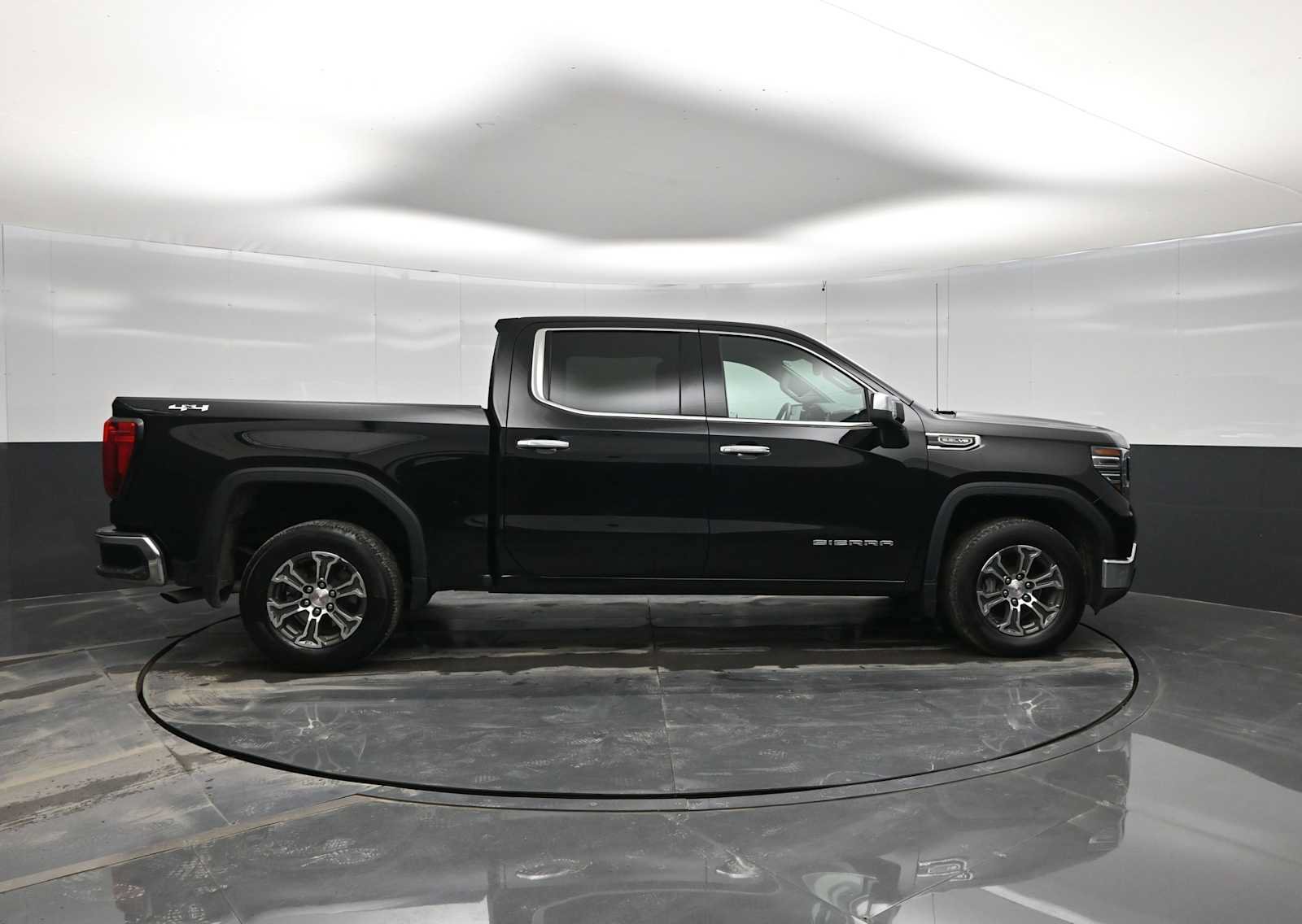 Used 2025 GMC Sierra 1500 SLT AWD/4WD image 9