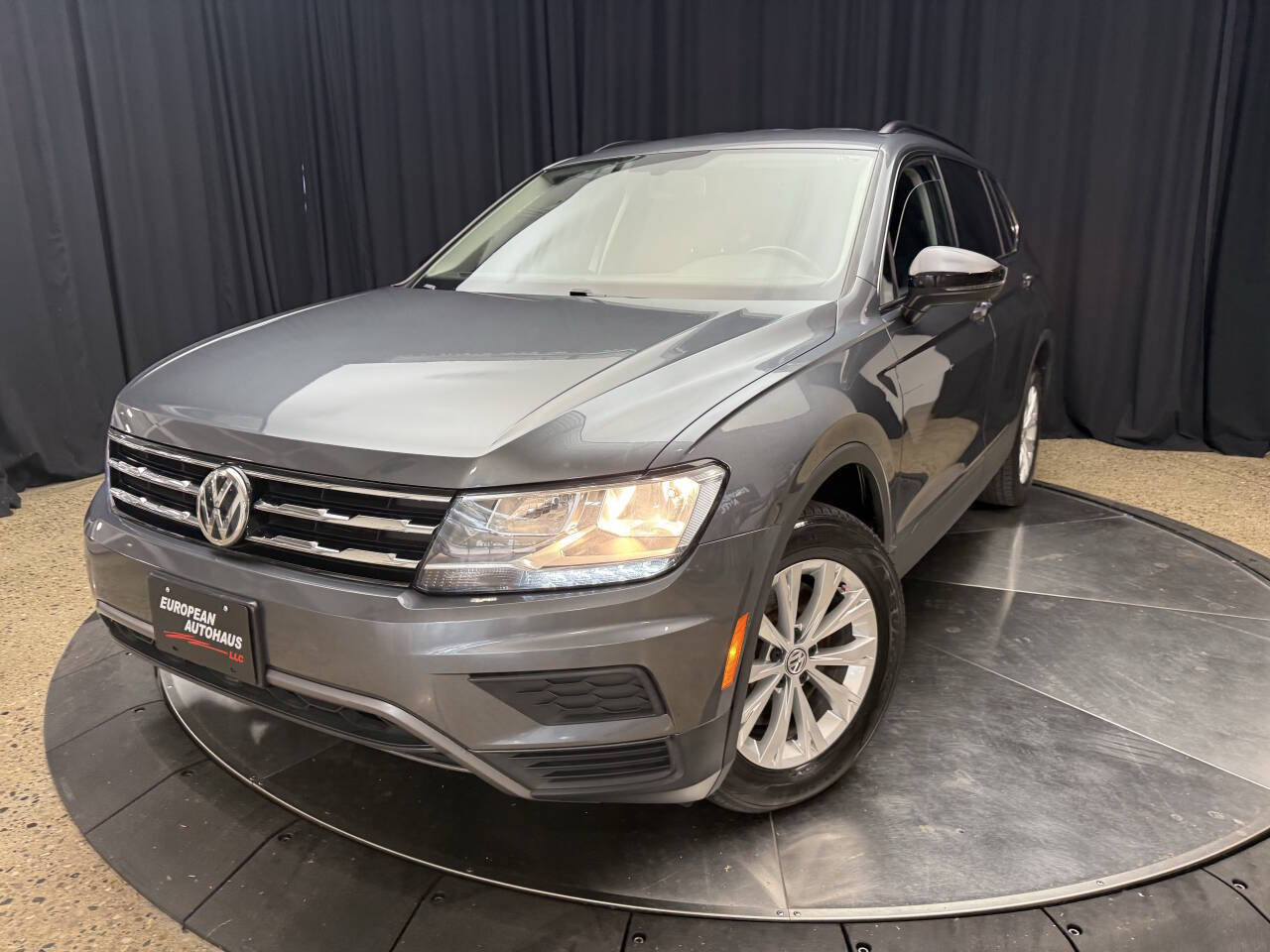 Used 2019 Volkswagen Tiguan SE w/ 3rd Row Seat Package AWD/4WD image 2