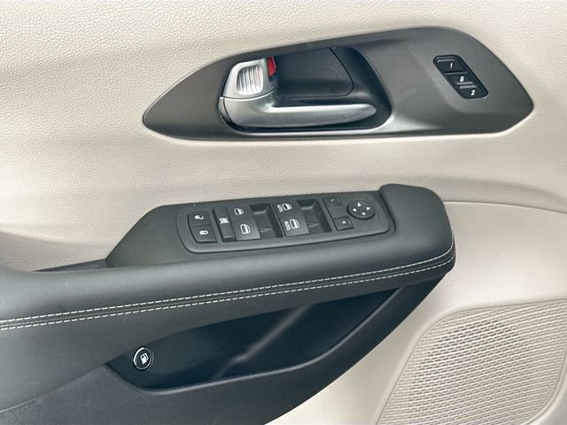 Used 2024 Chrysler Pacifica Select image 26