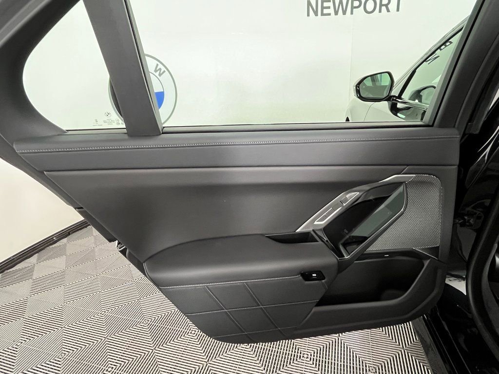 Used 2025 BMW 760i xDrive w/ Premium Package image 27