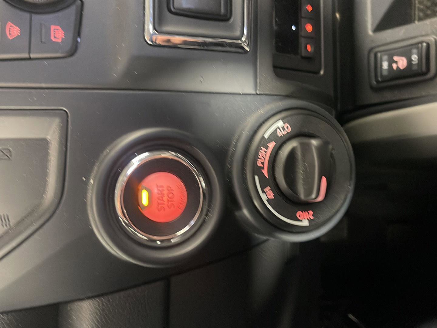 Used 2024 Nissan Titan SV w/ SV Convenience Package image 19