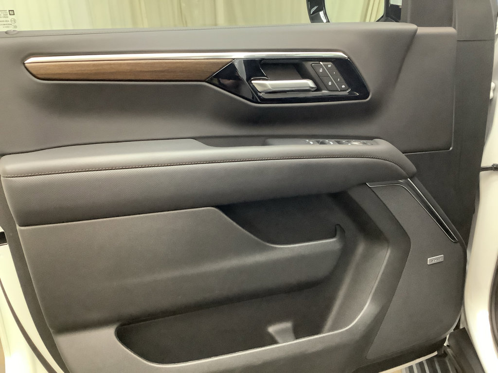 Used 2025 Chevrolet Tahoe High Country AWD/4WD image 13
