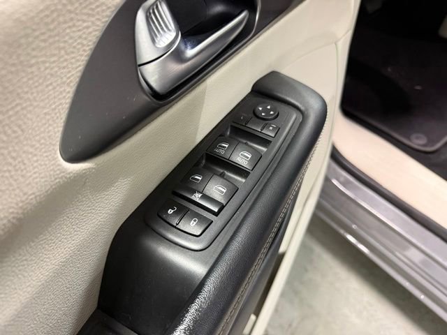 Used 2022 Chrysler Pacifica Touring-L FWD image 13