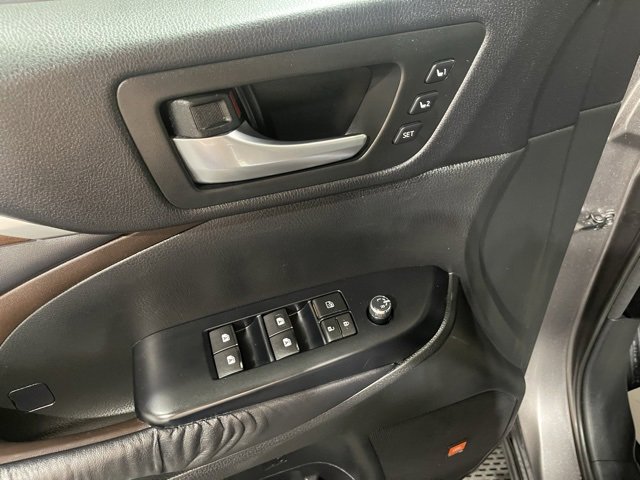 Used 2016 Toyota Highlander Limited image 10