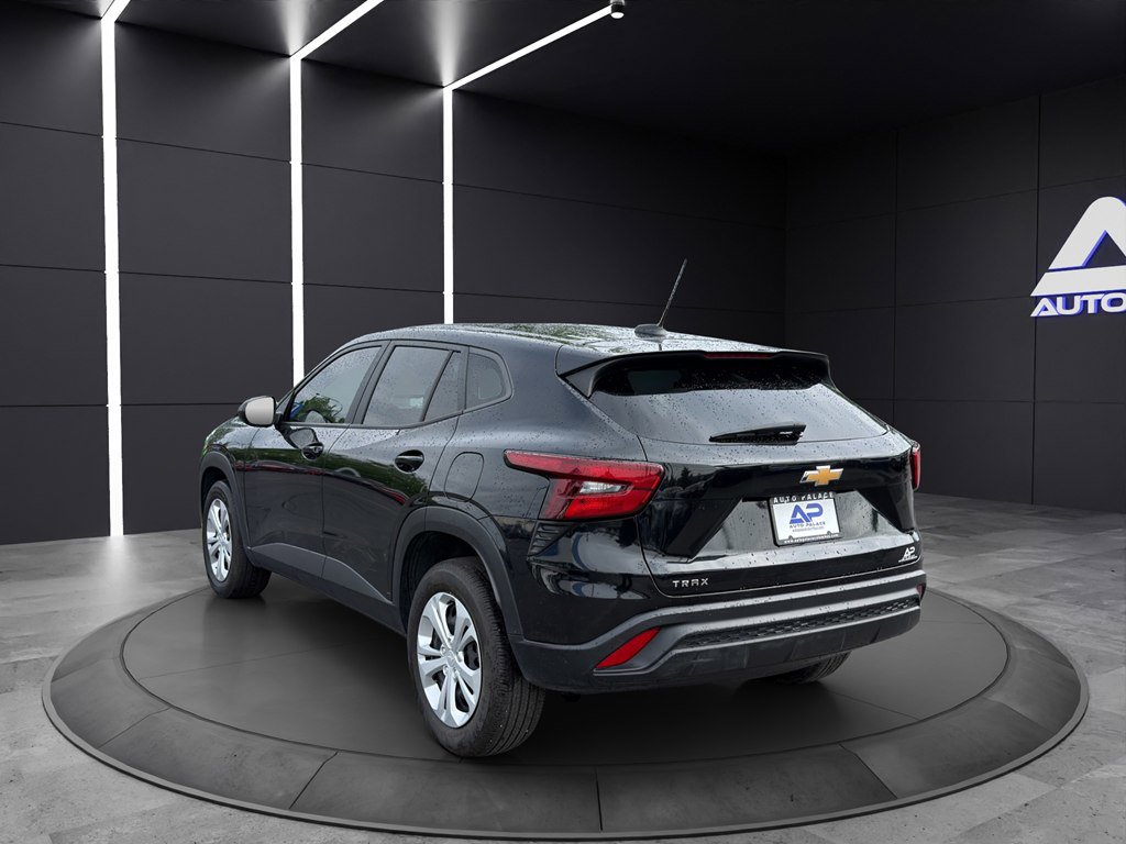 Used 2024 Chevrolet Trax LS FWD image 4