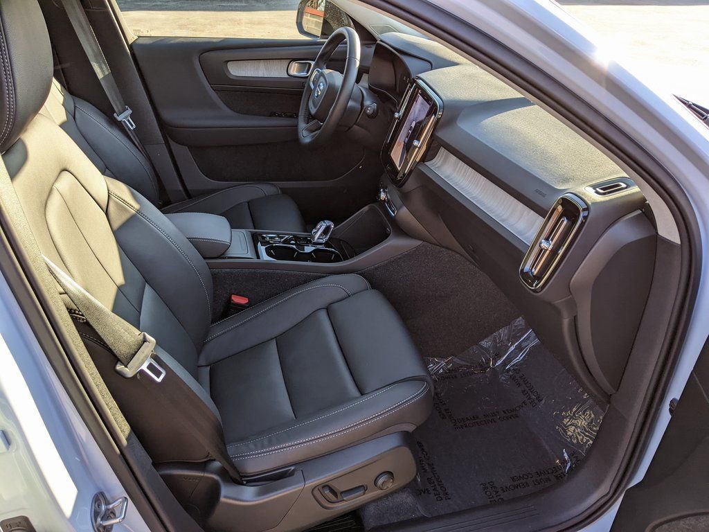 Certified 2026 Volvo XC40 B5 Plus w/ Protection Package Premier image 22