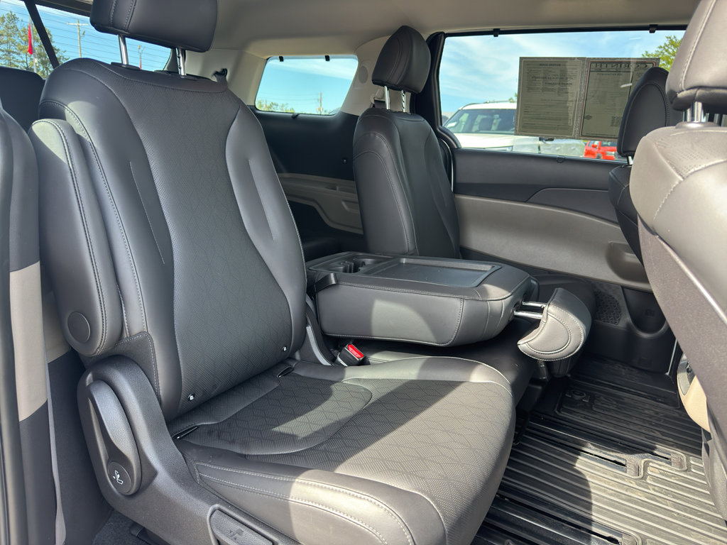 Used 2026 Kia Carnival EX image 17