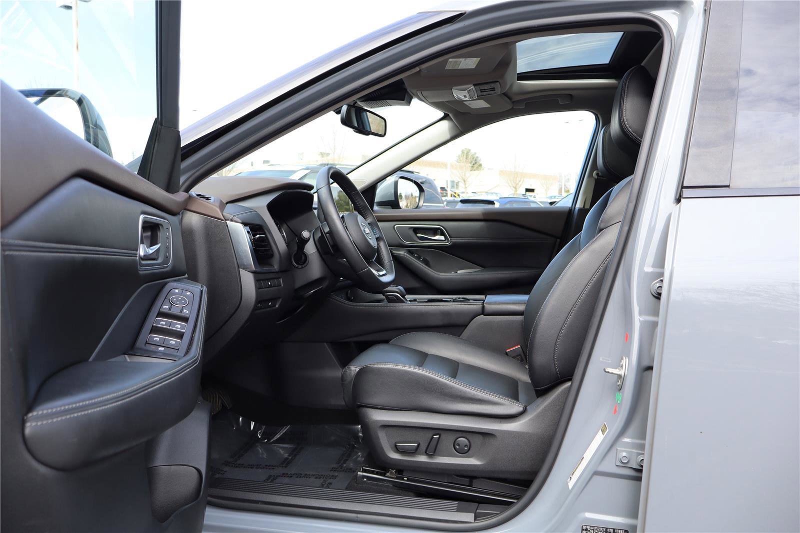 Used 2021 Nissan Rogue SL w/ Premium Package image 12