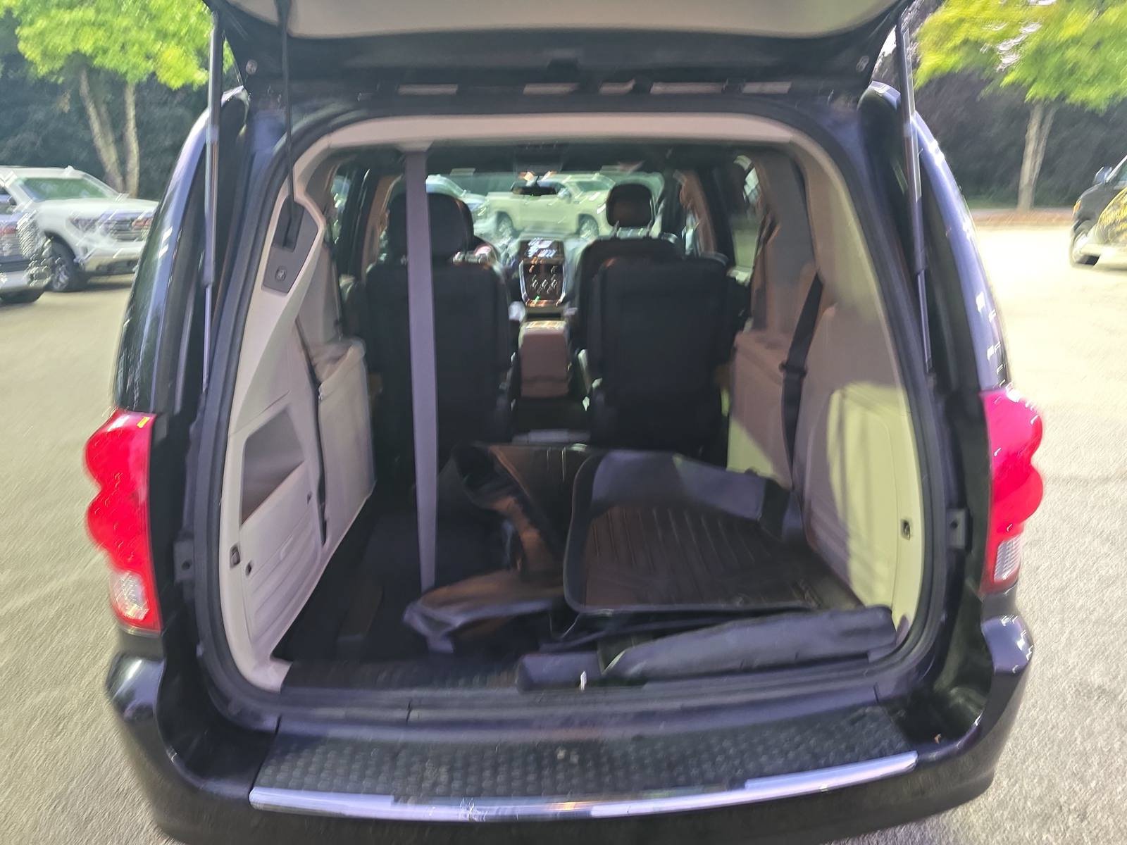 Used 2017 Dodge Grand Caravan SXT FWD image 13