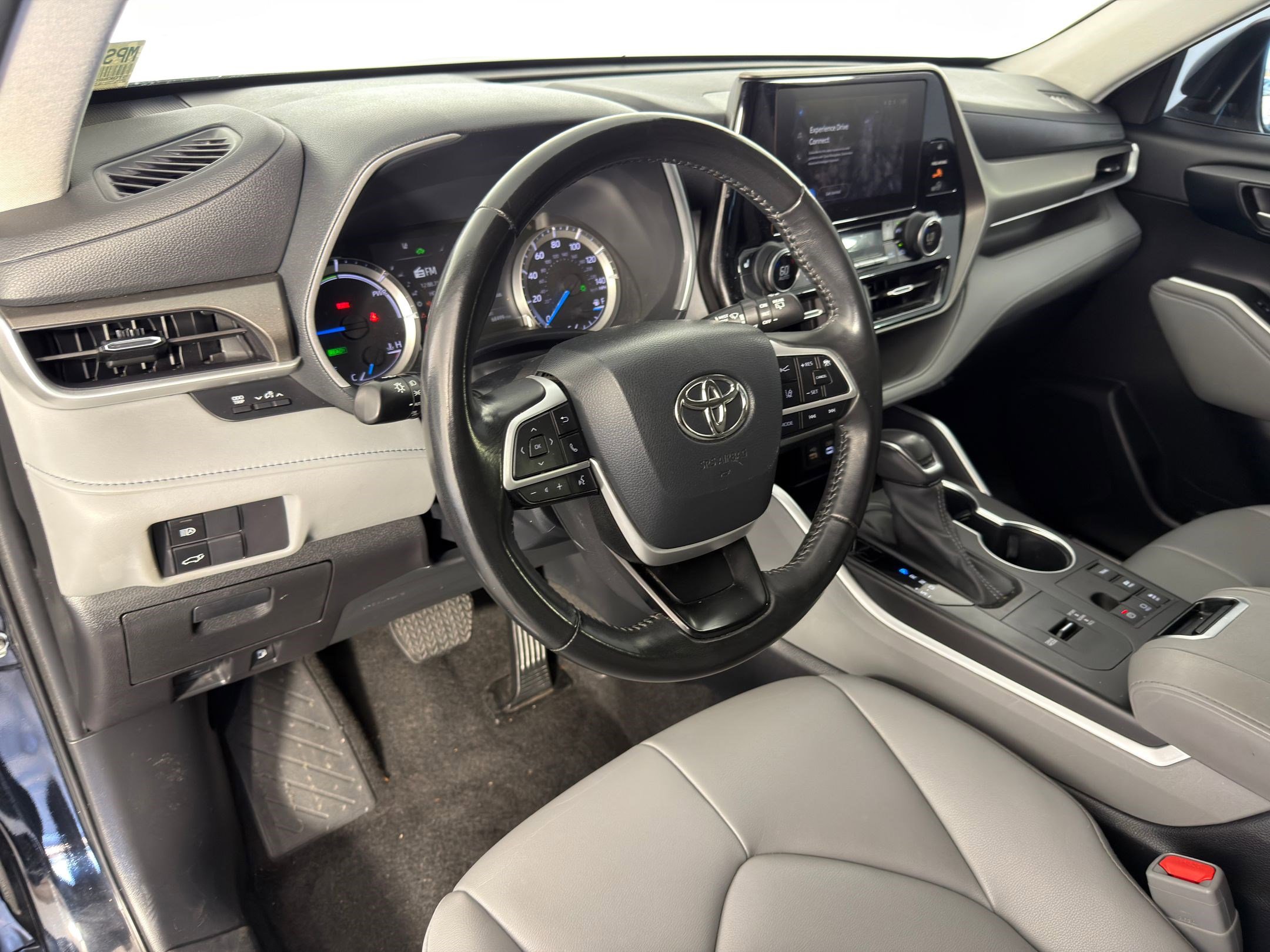 Used 2023 Toyota Highlander XLE image 4