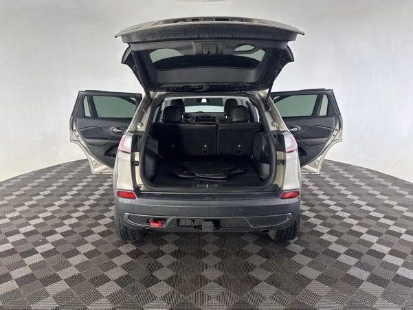 Used 2019 Jeep Cherokee Trailhawk AWD/4WD image 18