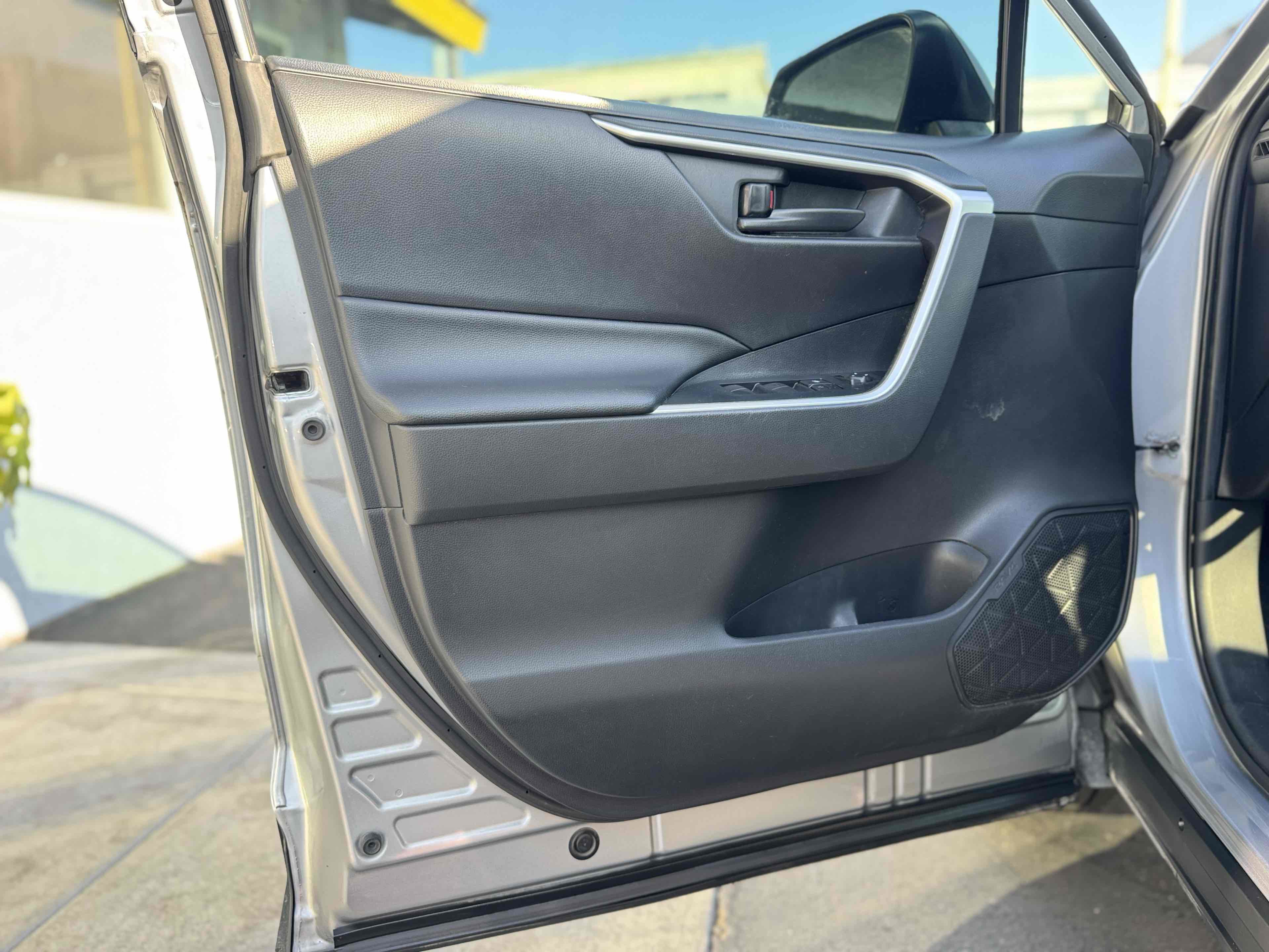 Used 2019 Toyota RAV4 LE w/ Carpet Mat Package image 10
