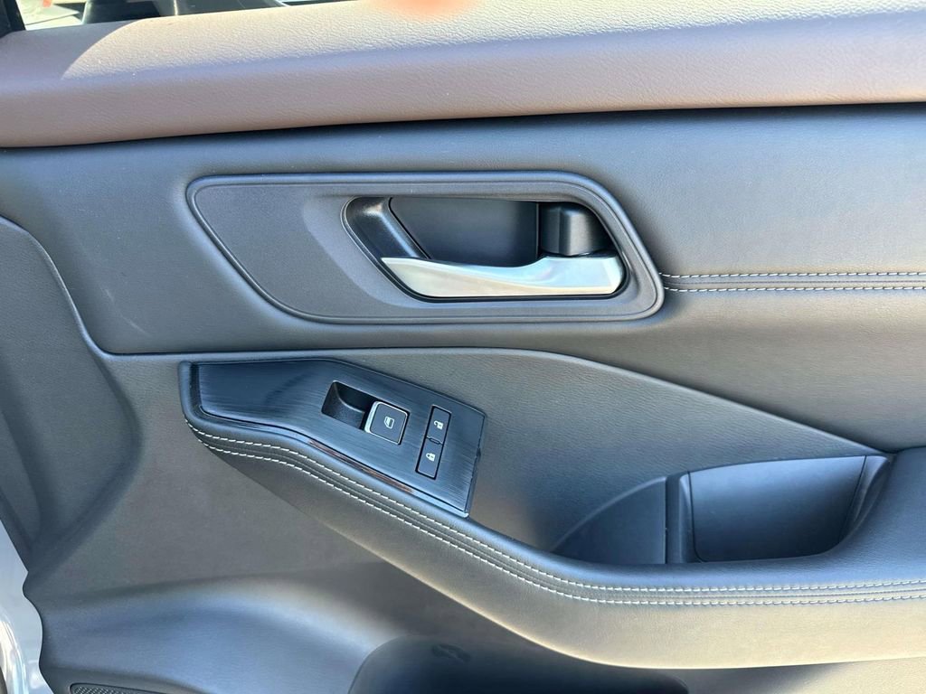 Used 2023 Nissan Rogue SL image 24