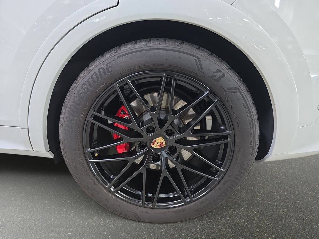 Used 2025 Porsche Cayenne GTS AWD/4WD image 32