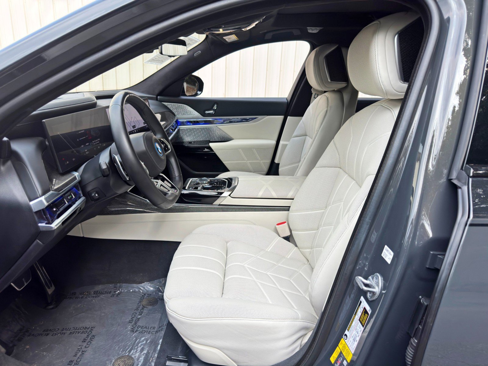 Used 2023 BMW i7 xDrive60 w/ Executive Package 2 AWD/4WD image 16