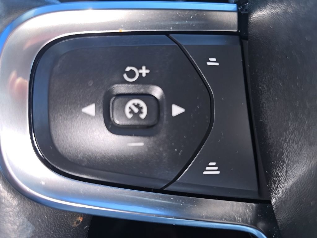 Used 2021 Volvo XC40 T5 Momentum image 21