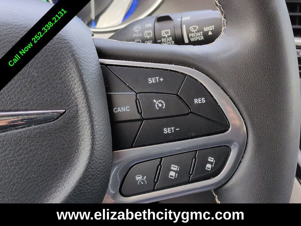 Used 2023 Chrysler Pacifica Touring-L FWD image 28