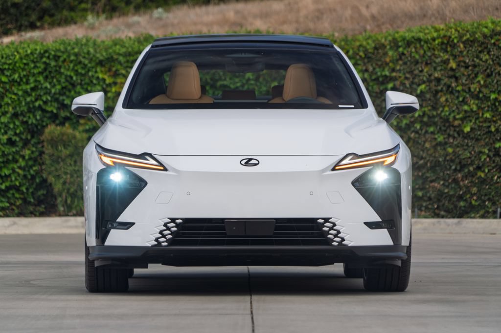 New 2026 Lexus ES 350e FWD image 4