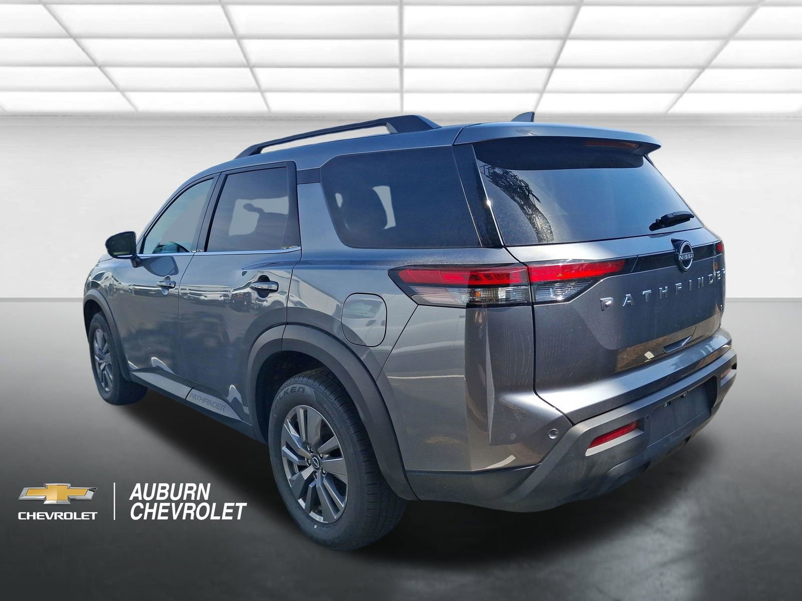 Used 2025 Nissan Pathfinder SV FWD image 3