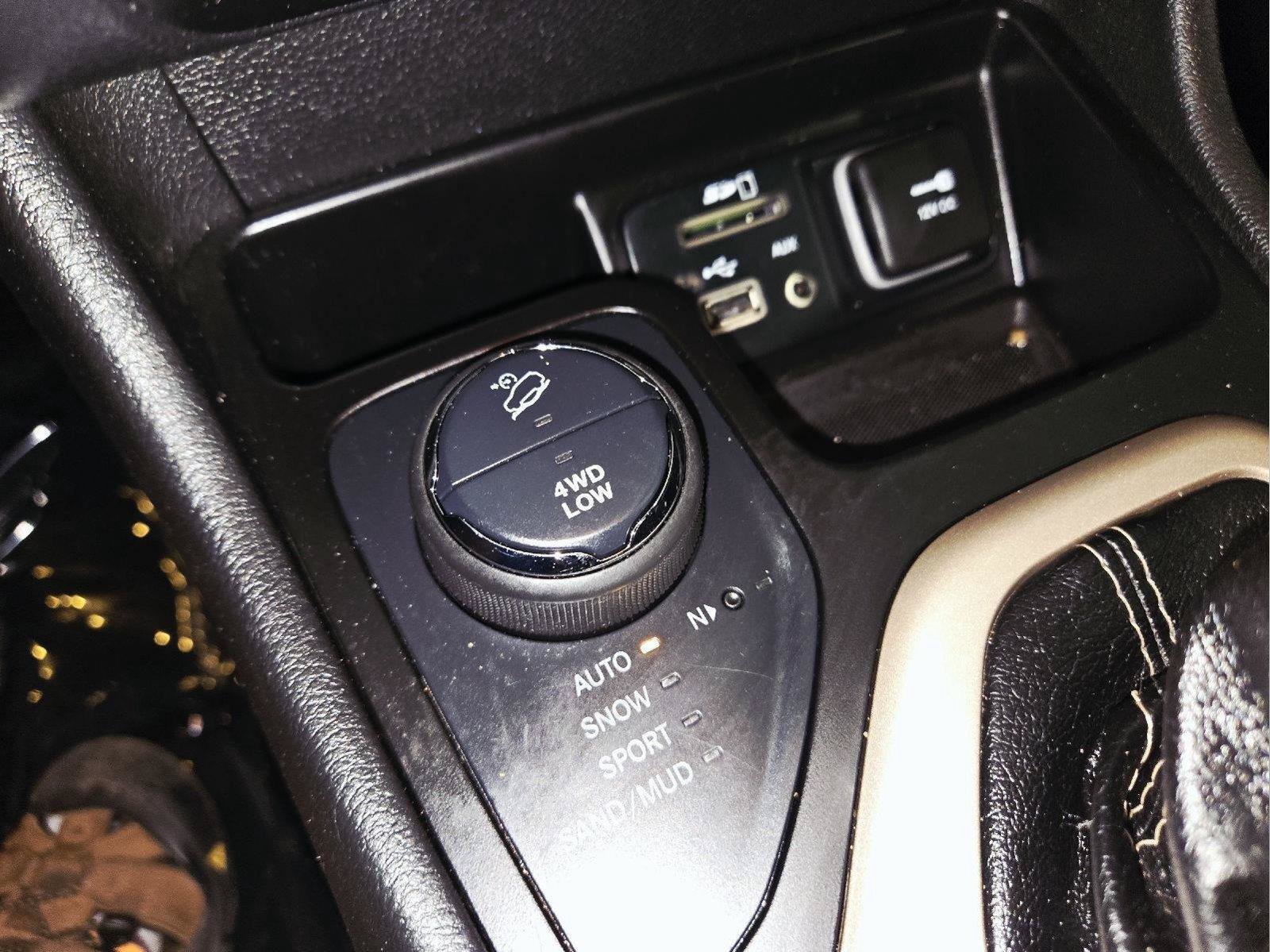 Used 2014 Jeep Cherokee Limited w/ Luxury Group AWD/4WD image 37