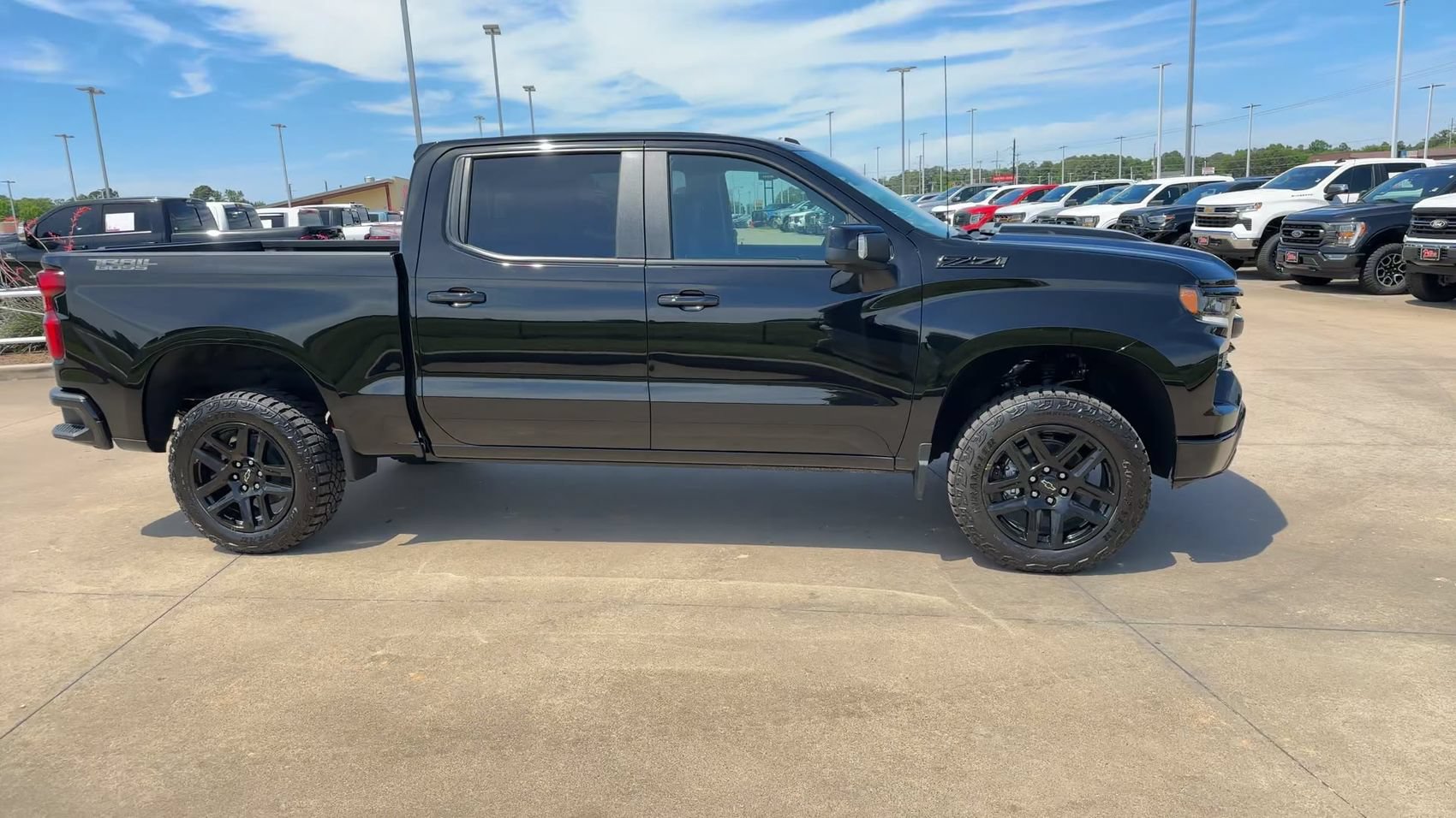 Used 2026 Chevrolet Silverado 1500 LT Trail Boss w/ LT Trail Boss Premium Package AWD/4WD image 2