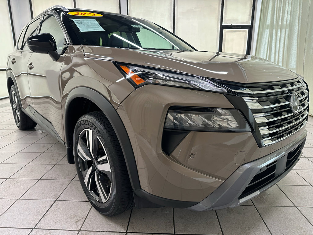 Used 2025 Nissan Rogue SL w/ Tech Package AWD/4WD image 2