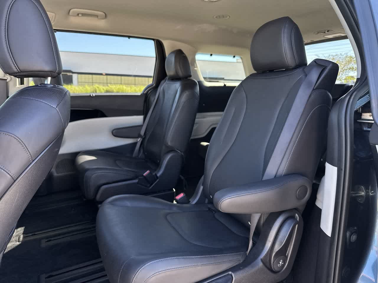 Used 2024 Kia Carnival EX FWD image 19