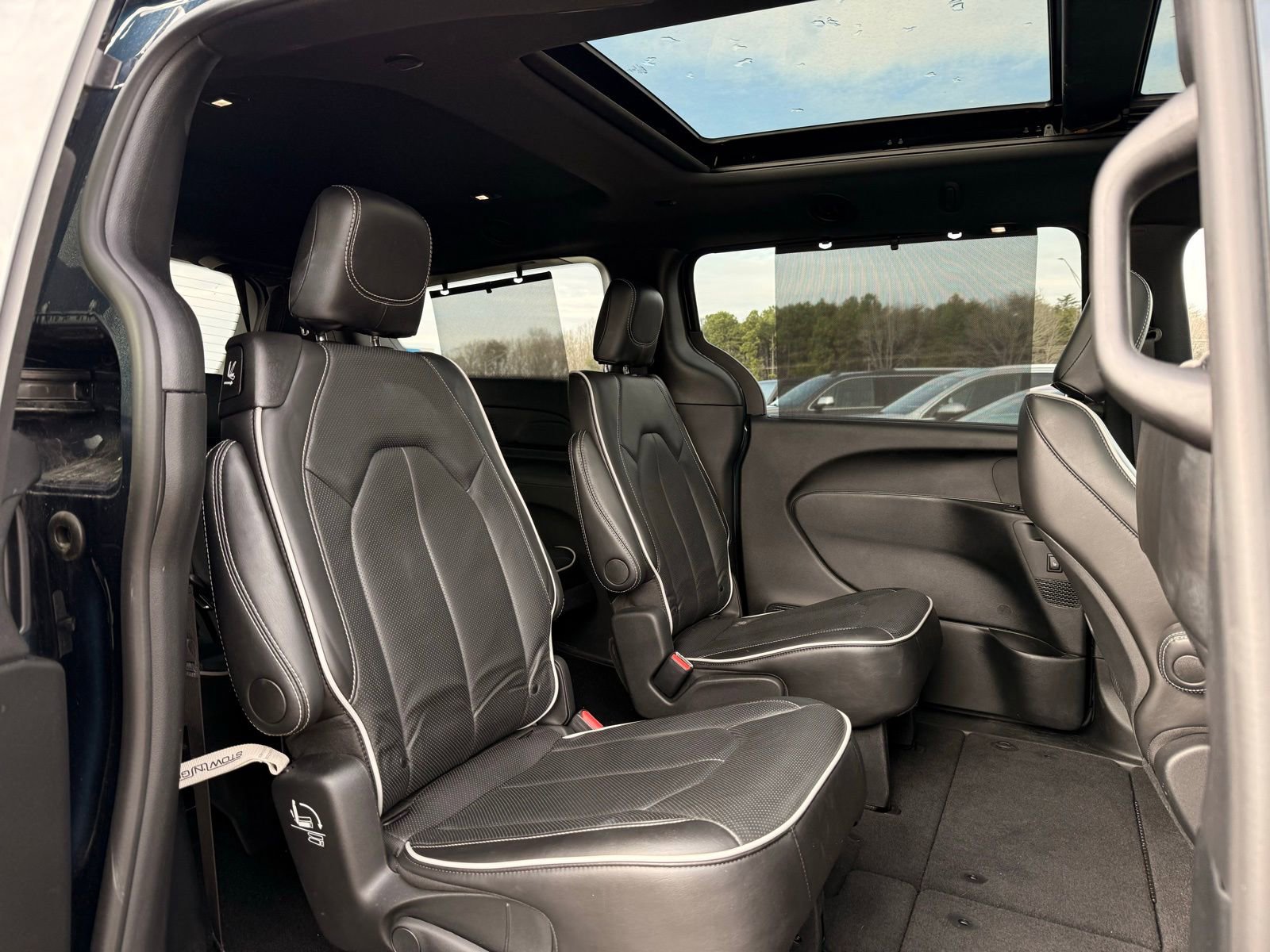 Used 2025 Chrysler Pacifica Limited image 21