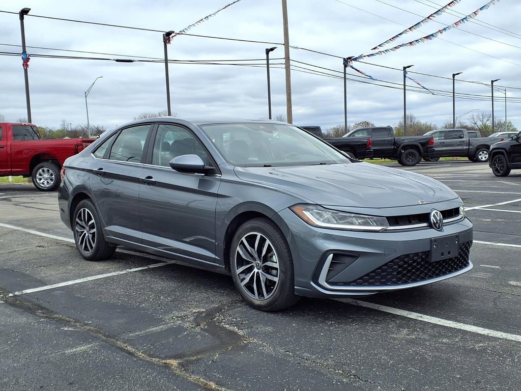 Used 2025 Volkswagen Jetta SE image 1