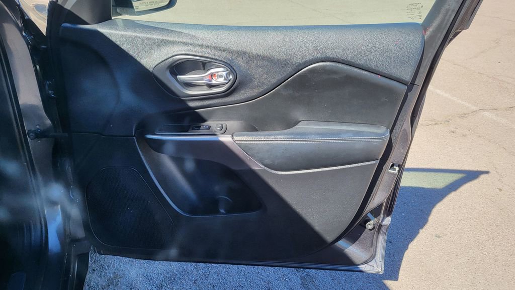 Used 2019 Jeep Cherokee Limited image 18