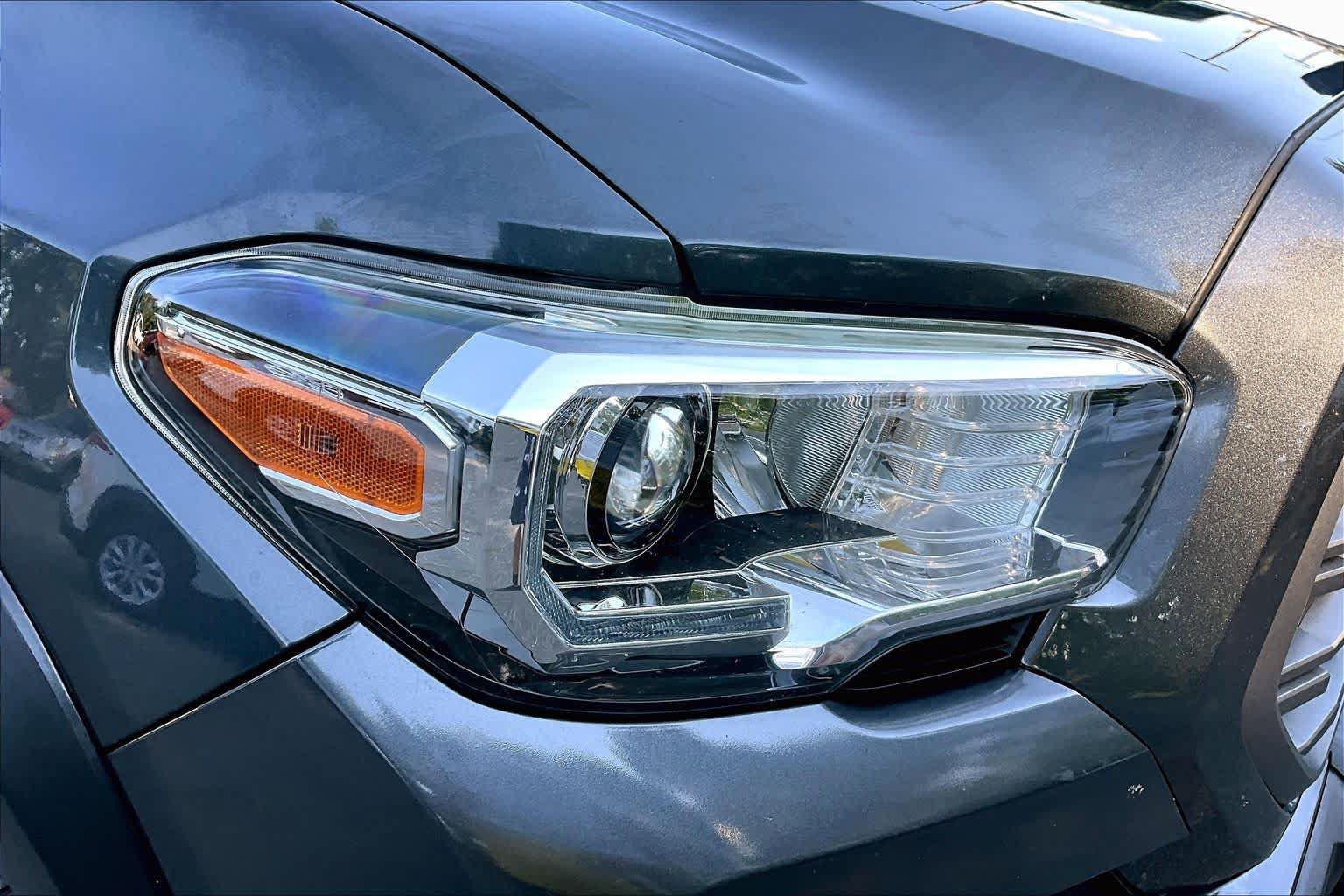 Used 2020 Toyota Tacoma TRD Off-Road w/ Technology Package AWD/4WD image 25