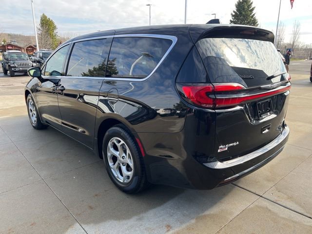 Used 2024 Chrysler Pacifica Limited image 4