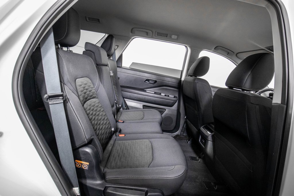 Used 2025 Nissan Pathfinder SV image 12